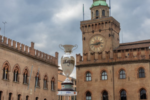La Coppa Italia e sullo sfondo la torre dell'orologio