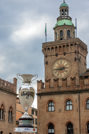 La Coppa Italia e sullo sfondo la torre dell'orologio