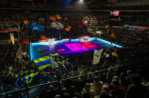 L'Unipol Arena e lo spettacolo di luci durante i cambio set