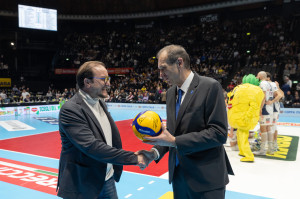 Gianpaolo Renino, Senior Vice President Del Monte Europe and Africa, premiato da Massimo Righi, Presidente Lega Pallavolo Serie A, per i quindici anni di sponsorizzazione