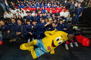 I ragazzi della Del Monte Coppa dei Territori presenti all'Unipol Arena e premiati prima dell'inizio della Finale