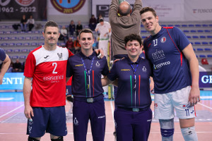 La squadra arbitrale con i capitani a inizio gara