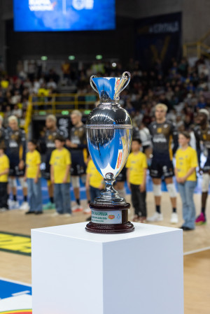 Coppa Italia esposta al palazzetto