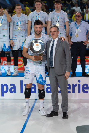 Fabio Fistetto, Amministratore Delegato della Lega Pallavolo Serie A, premia il miglior giocatore della Del Monte Coppa Italia A2
