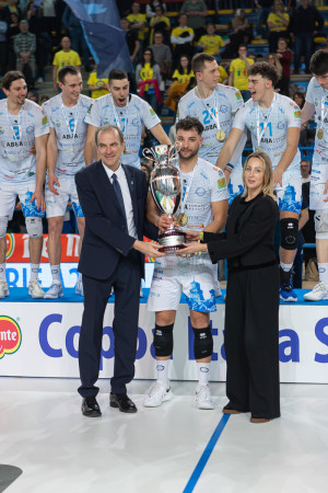 Massimo Righi, Presidente della Lega Pallavolo Serie A, e Enrica Merlo, Consigliere della Federazione Italiana Pallavolo, consegnano il trofeo Del Monte Coppa Italia Serie A2