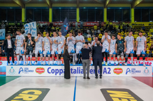 Massimo Righi, Presidente della Lega Pallavolo Serie A, e Bruno da Re, Consigliere della Lega Pallavolo Serie A, consegnano le medaglie alla squadra vincitrice della Del Monte Coppa Italia A2