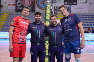 I capitani con gli ufficiali di gara