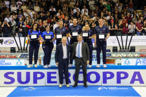 Alessandro Michelli, Presidente FIPAV Comitato Regionale Friuli Venezia Giulia, e Fabio Fistetto, Amministratore Delegato Lega Pallavolo Serie A, consegnano un riconoscimento agli arbitri