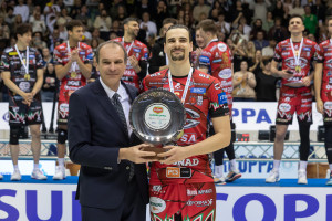Massimo Righi, Presidente della Lega Pallavolo Serie A, consegna il premio di Miglior Giocatore