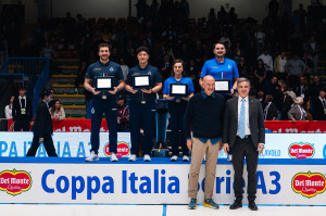 Fabio Fistetto, Amministratore Delegato Lega Pallavolo Serie A, e Sandro Da Rold, Presidente Belluno Volley, consegnano un riconoscimento agli arbitri che hanno diretto l'incontro
