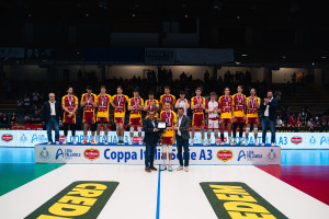 Roberto Padrin, Presidente della provincia di Belluno, e Michele Miccolis, Consigliere Lega Pallavolo Serie A, premiano la seconda classificata alla Del Monte Coppa Italia Serie A3