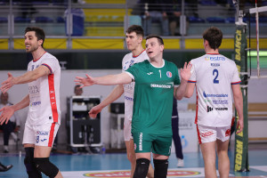 Piccinelli si congratula con un compagno