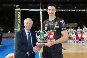 Aleksandar Nikolov premiato da Albino Massaccesi come Credem Banca MVP del mese di febbraio