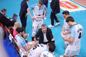 Coach Graziosi durante un time-out
