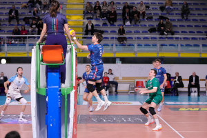 Benavidez attacca con il pallonetto
