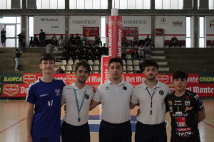 Lorenzo Cislaghi e Giuseppe Meuli, capitani rispettivamente di Monza e Civitanova, insieme agli arbitri