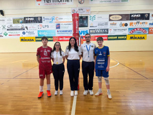 I capitani di Ravenna, Andrea Bovolenta, e di Cuneo, Riccardo Sottile, insieme agli arbitri