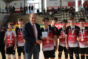 Massimo Righi, Presidente Lega Pallavolo Serie A, premia Davide Facheris, capitano di Milano