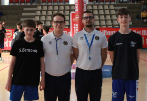 Riccardo Sottile (Cuneo) e Lorenzo Cislaghi (Monza) insieme agli arbitri dell'incontro