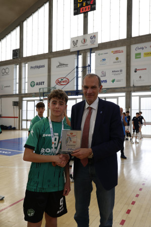 Andrea Capodilupo, capitano di Sorrento, premiato da Massimo Righi