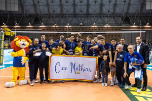 I giocatori della Consar al fine partita ricordano Mathias
