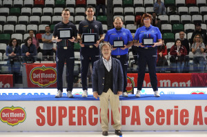 Alessandro Ambrogi (FIPAV - Comitato Territoriale di Reggio Emilia) premia gli arbitri
