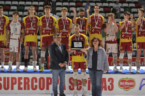 Michele Miccolis, Consigliere Lega Pallavolo Serie A, e Valeria Prampolini, Presidentessa Fondazione per lo Sport del Comune di Reggio Emilia premiano Rocco Barone