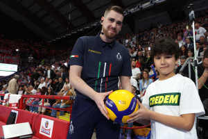 Il piccolo Jacopo pochi istanti prima di consegnare il pallone ufficiale dell'incontro al 2° arbitro