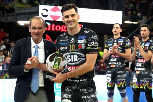 Wassim Ben Tara premiato Credem Banca MVP delle Semifinali Play Off dal Presidente della Lega Pallavolo Massimo Righi