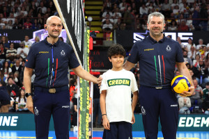 Il giovane Jacopo porta ai due arbitri dell'incontro il pallone di Gara 1