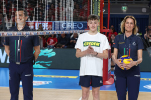 Pochi istanti prima della gara il giovane Alessio ha consegnato a Rossella Piana, 2° arbitro dell'incontro, il pallone ufficiale del match