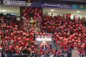 La coreografia dei tifosi di Civitanova prima del fischio d'inizio di Gara 2 delle Finali Scudetto