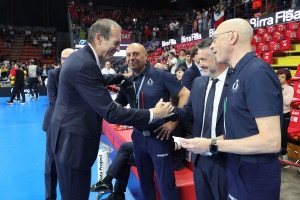 Gli arbitri, Cesare e Zanussi, salutati prima del match da Massimo Righi