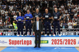 Fabio Fistetto (AD Lega Pallavolo Serie A) insieme agli arbitri dell'incontro