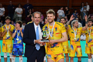 Jernej Terpin premiato dal Presidente della Lega Pallavolo Serie A Massimo Righi come Credem Banca MVP delle Finali Play Off A2
