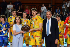 Antonella Di Cesare (Consigliera FIPAV) e Massimo Righi premiano Nicol&ograve; Katalan, Capitano di Prata di Pordenone
