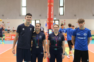 Davide Boschini e Matteo Lini, capitani di Trento e Milano, posano con gli arbitri