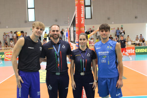 Gabriele Pertoldi, capitano di Monza, e Matteo Iurisci, capitano di Sorrento, insieme agli arbitri