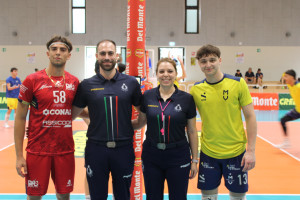 Lorenzo Pollini, capitano di Ravenna, e Federico Menchetti, capitano di Modena, insieme agli arbitri