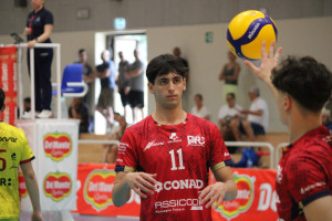 Marco Di Felice, schiacciatore di Ravenna, si prepara a battere
