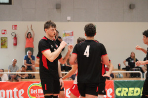 Filippo Fossa esulta coi compagni