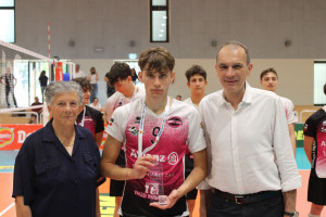Matteo Lini, capitano di Milano, premiato a fine gara da Marinella Vaccari e Massimo Righi