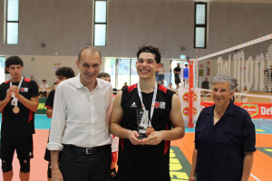 Marinella Vaccari e Massimo Righi, Presidente Legavolley, premiano Filippo Dionigi