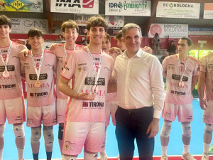 Edoardo Bevini, capitano di Reggio Emilia, premiato da Fabio Fistetto
