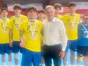 Matteo Iurisci premiato da Fabio Fistetto, AD della Lega Pallavolo