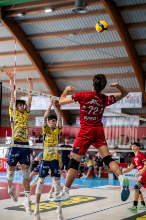 Simone Fabbri attacca 