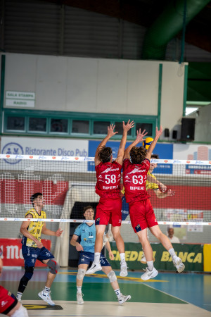 Pollini (58) e Sanchi (63) a muro