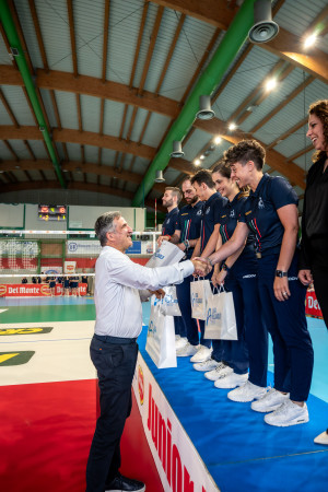 Fabio Fistetto (AD Legavolley) premia gli arbitri