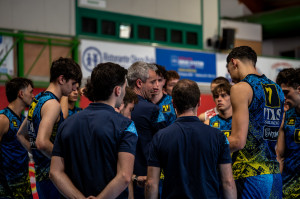 Francesco Conci a colloquio con Trento durante un time-out