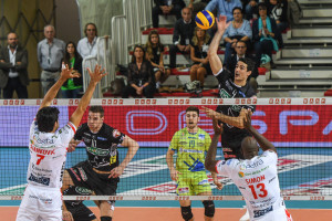 Il francesce Yacine Louati in azione contro Civitanova